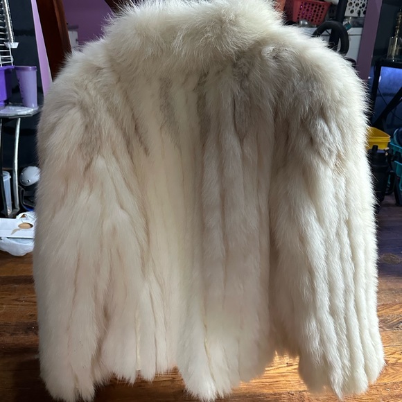 Large Saga Fox Coat - Picture 2 of 2